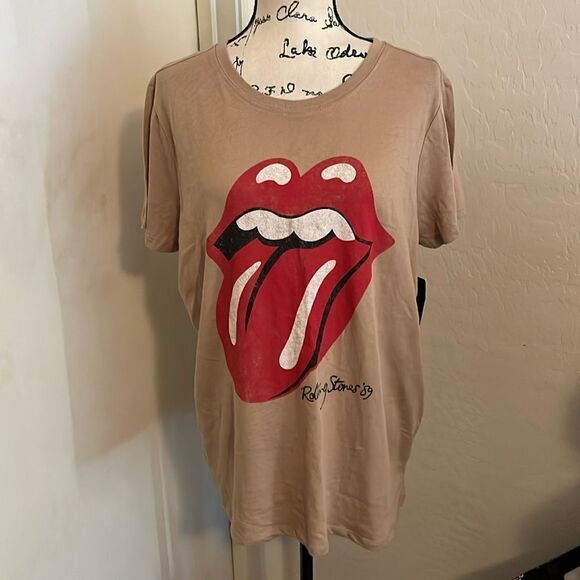 Torrid The Rolling Stones Tan Distressed Lip Graphic Shirt Modern Music Boho - Picture 3 of 10